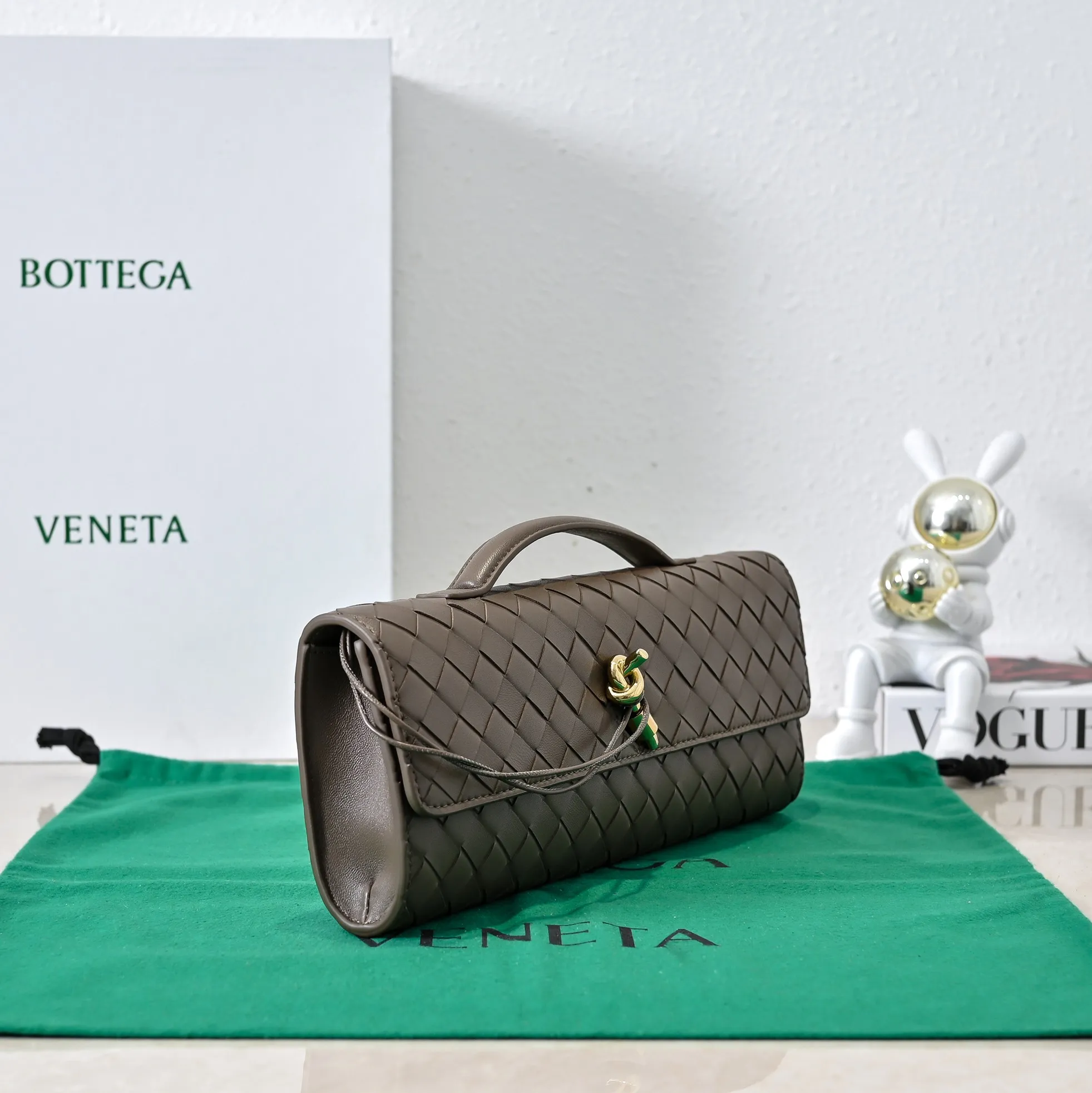 The batch of 1360 BV Andiamo evening handbags has been heavily planted again~ The designer aesthetics in the era of economic downturn are back. I fall in love with it at first sight and can't put it down. It's so beautiful and full of aura. The shape and texture are very competitive. It's light in weight and has sufficient capacity. It's a must-have for fashionistas. It's suitable for many occasions, minimalist, high-end and light luxury. Model No.: 741511 Size: 31*13*3cm